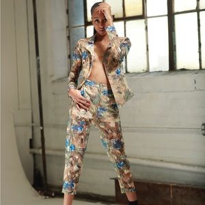 Women’s 2pc pant set.